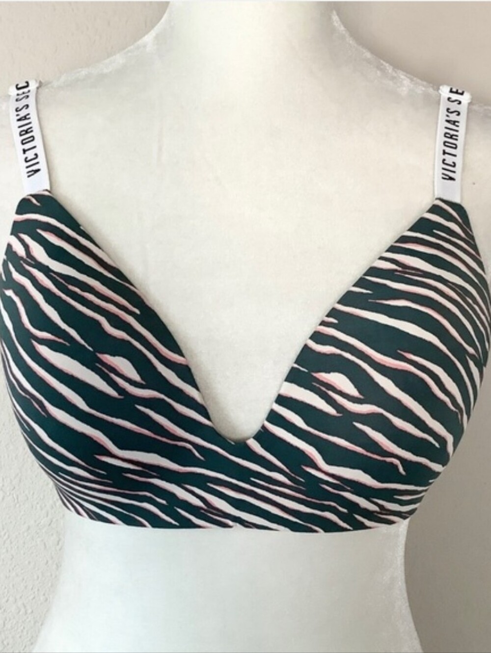 VICTORIA'S SECRET T-Shirt Bra Wireless Zebra Print Logo Straps 38C Comfy